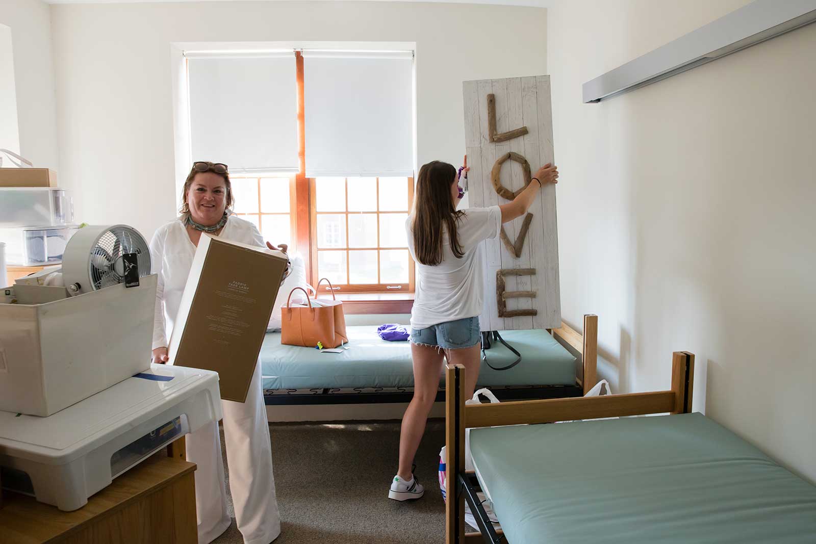 Madeline Clinton ’22, shown here with her mother, Tracy, moving into her residence hall.