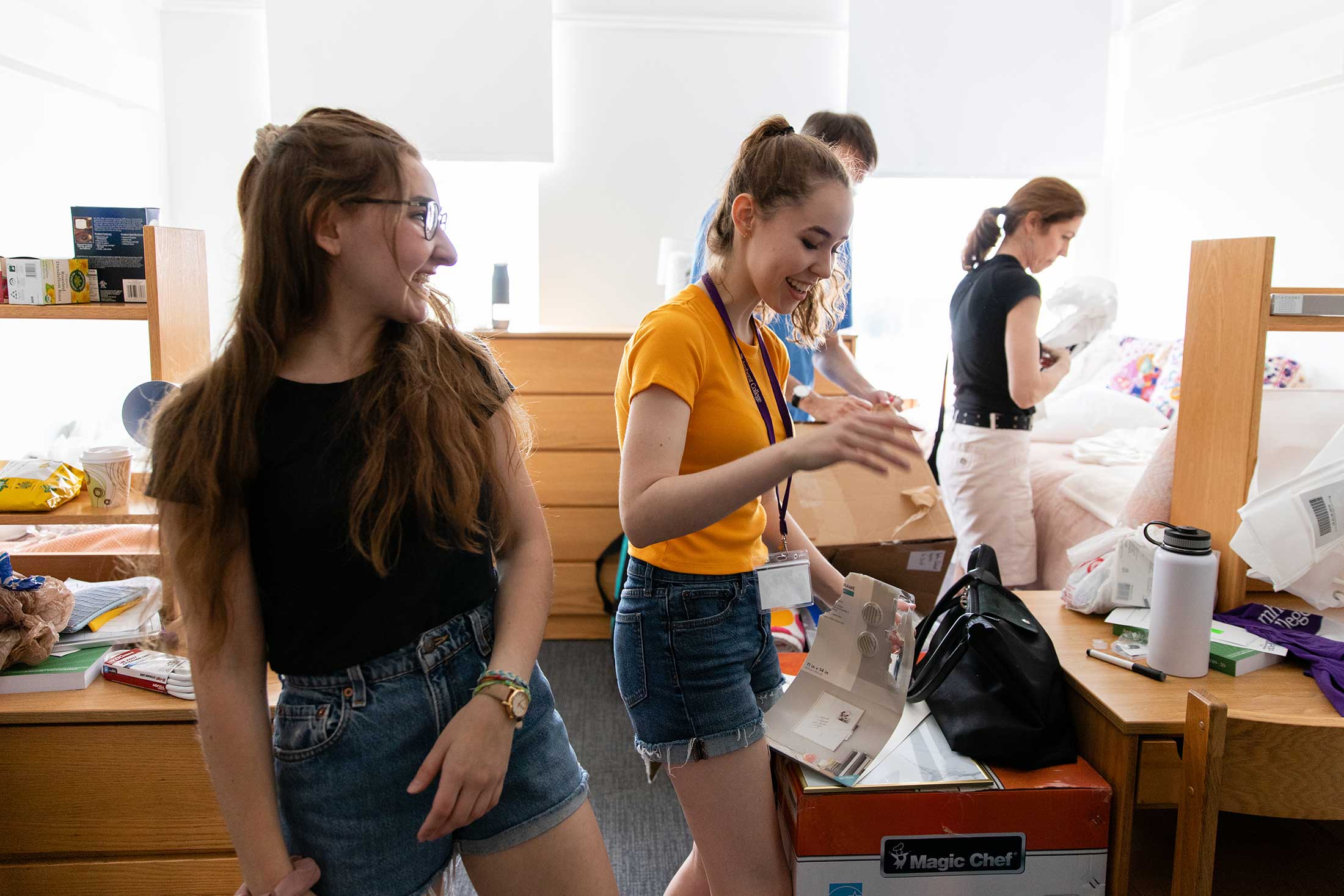 New roommates meet during move-in day at Amherst College
