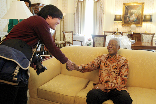 Samuel Masinter ’04 shaking hands with Nelson Mandela